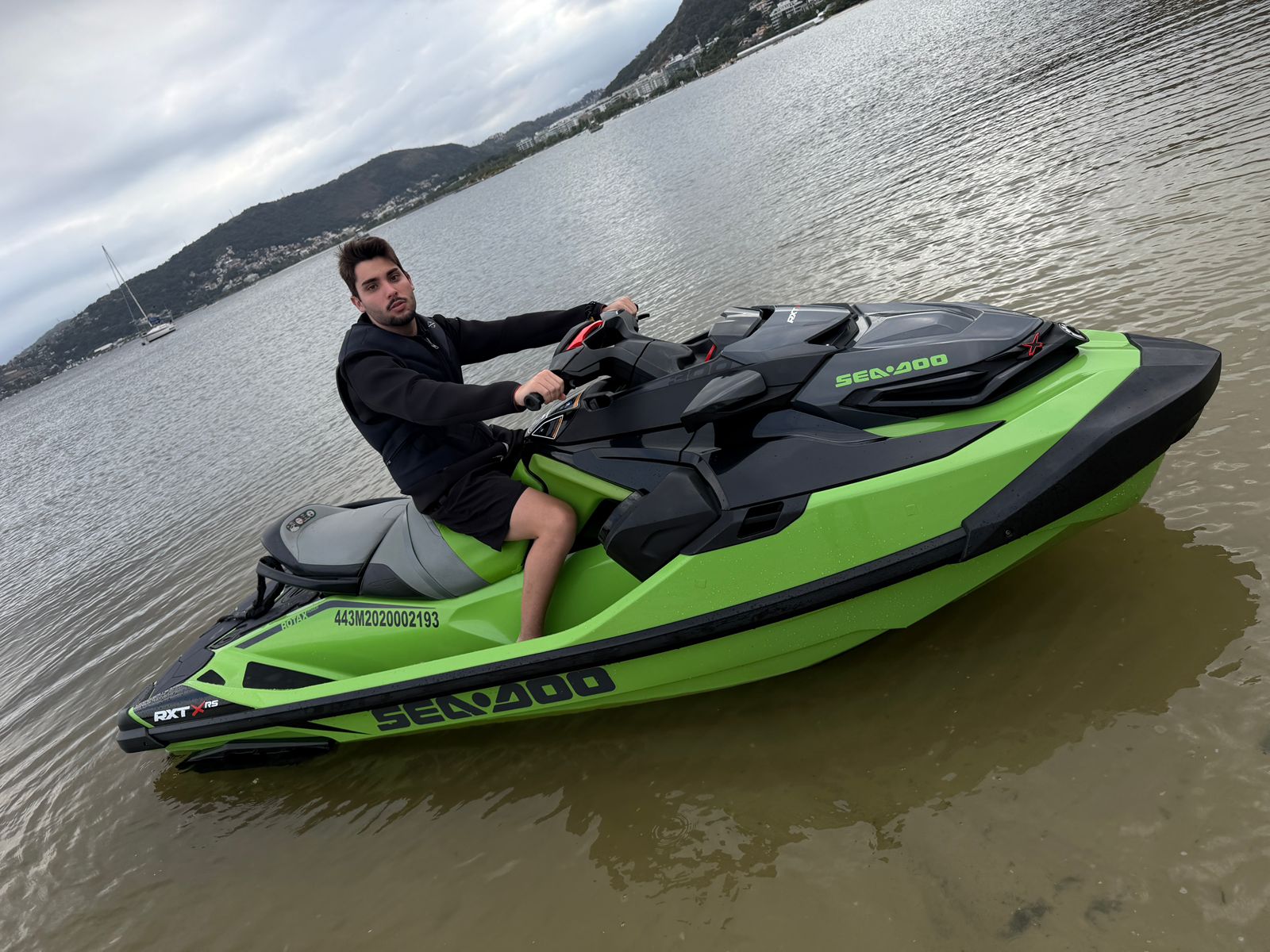 Aluna no jetski